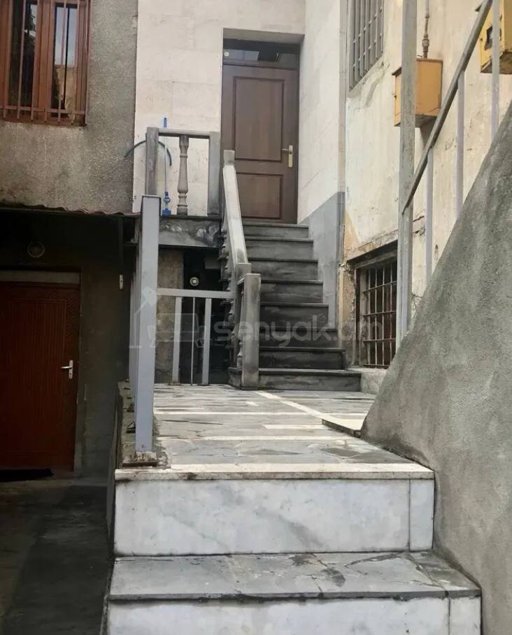 4 Սենյականոց Բնակարան Քարե Շենքում, 100քմ, 2/2 հարկ, Կոսմետիկ Վերանորոգված, Կահավորված