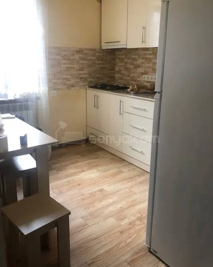 4 Սենյականոց Բնակարան Քարե Շենքում, 100քմ, 2/2 հարկ, Կոսմետիկ Վերանորոգված, Կահավորված