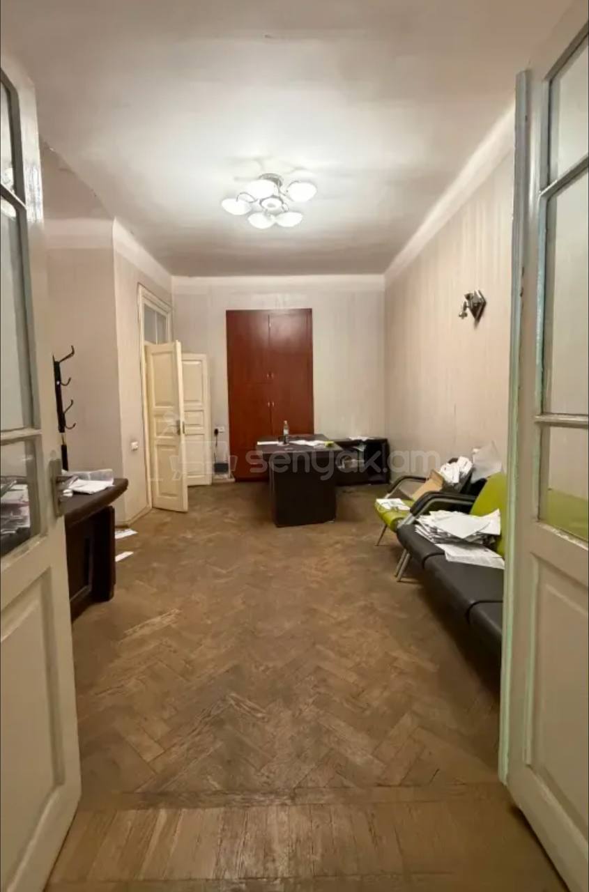 3 Սենյականոց Բնակարան Քարե Շենքում, 80քմ, 2/5 հարկ, Պետական Վիճակում