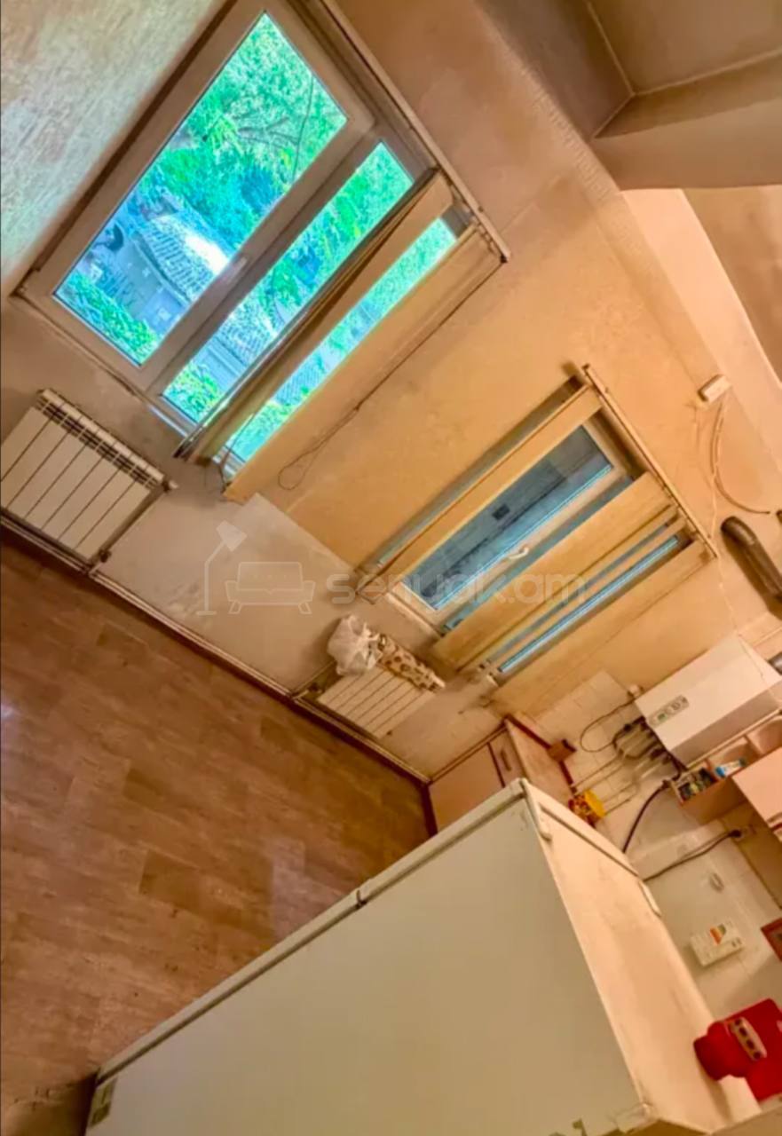 3 Սենյականոց Բնակարան Քարե Շենքում, 80քմ, 2/5 հարկ, Պետական Վիճակում