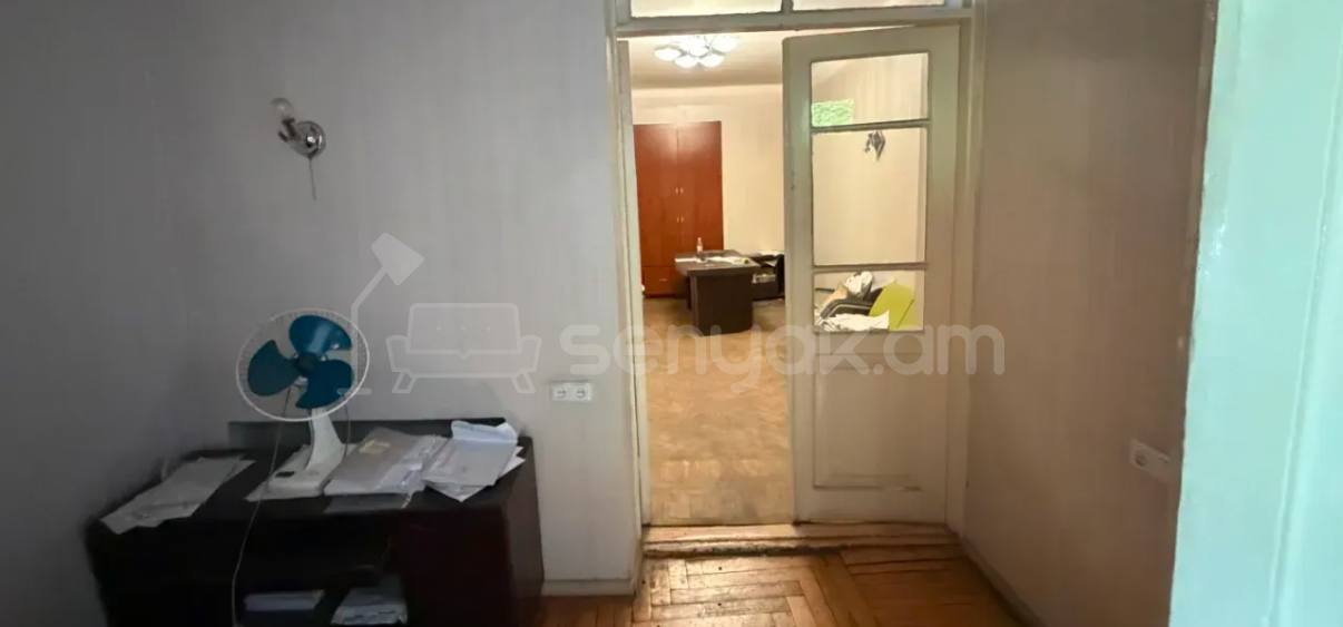 3 Սենյականոց Բնակարան Քարե Շենքում, 80քմ, 2/5 հարկ, Պետական Վիճակում