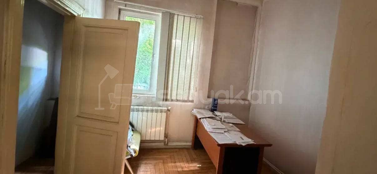 3 Սենյականոց Բնակարան Քարե Շենքում, 80քմ, 2/5 հարկ, Պետական Վիճակում
