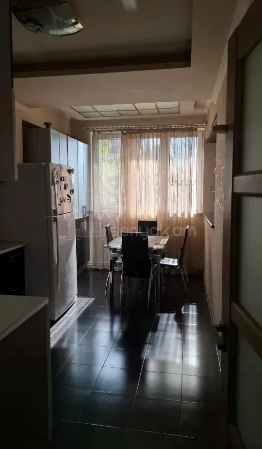 3 Սենյականոց Բնակարան Քարե Շենքում, 89քմ, 3/8 հարկ, Կապիտալ Վերանորոգված
