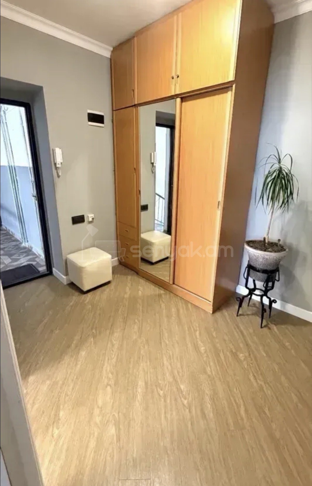 3 Սենյականոց Բնակարան Քարե Շենքում, 70քմ, 5/5 հարկ, Կապիտալ Վերանորոգված, Կահավորված