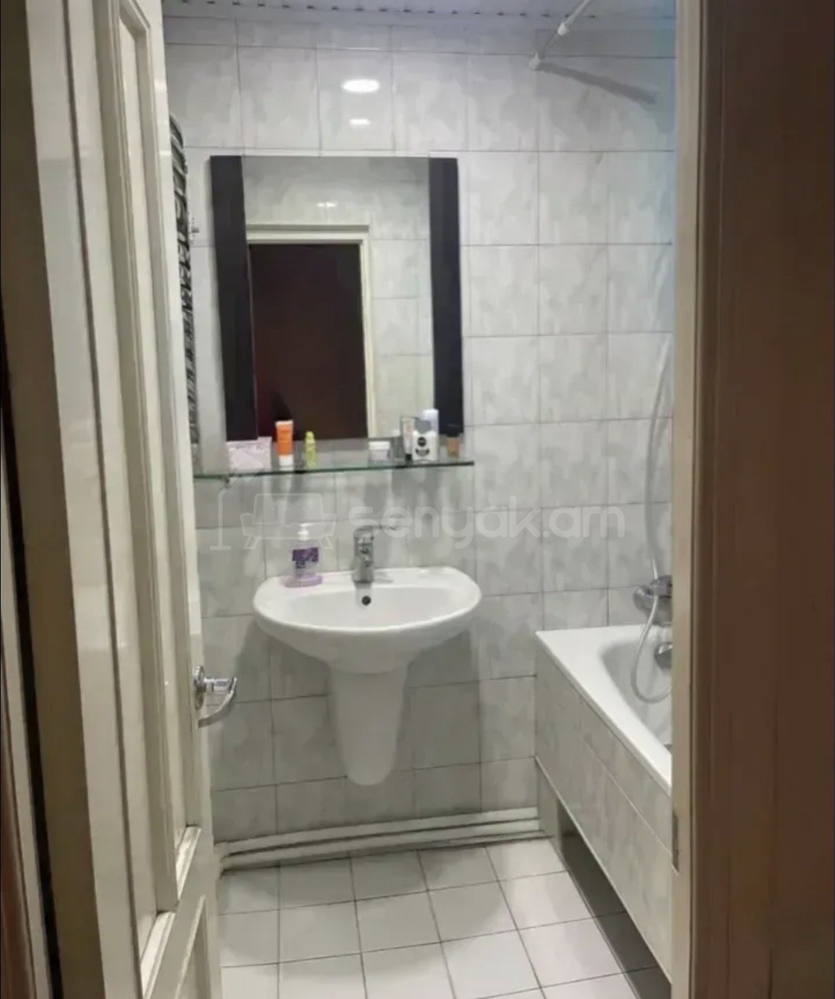 3 Սենյականոց Բնակարան Քարե Շենքում, 78քմ, 5/5 հարկ, Կապիտալ Վերանորոգված, Կահավորված