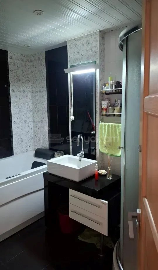 3 Սենյականոց Բնակարան Քարե Շենքում, 89քմ, 3/8 հարկ, Կապիտալ Վերանորոգված