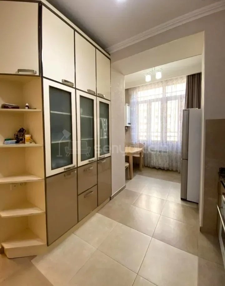 4 Սենյականոց Բնակարան Քարե Շենքում, 94քմ, 5/5 հարկ, Դիզայներական Վերանորոգված