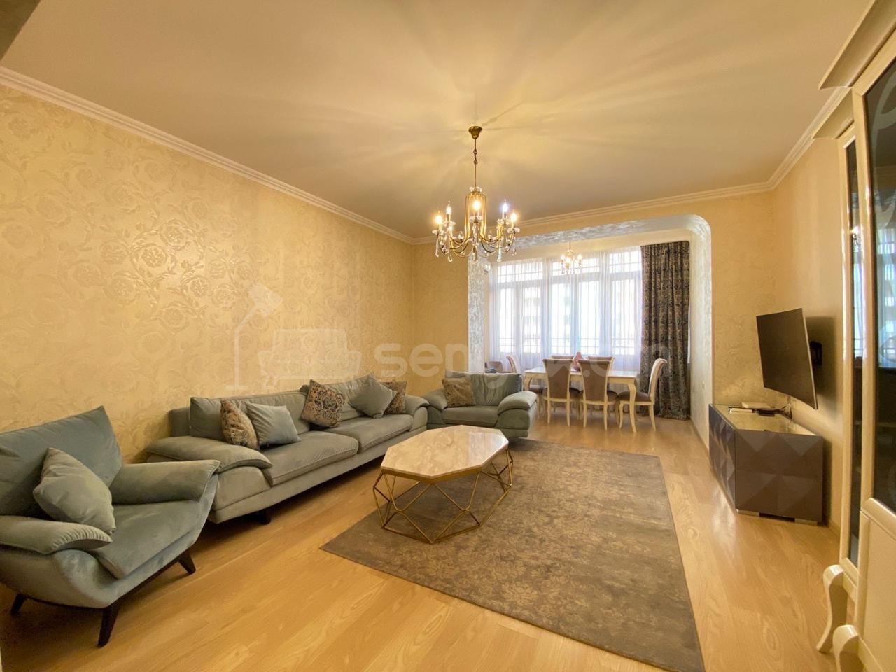 4 Սենյականոց Բնակարան Քարե Շենքում, 94քմ, 5/5 հարկ, Դիզայներական Վերանորոգված