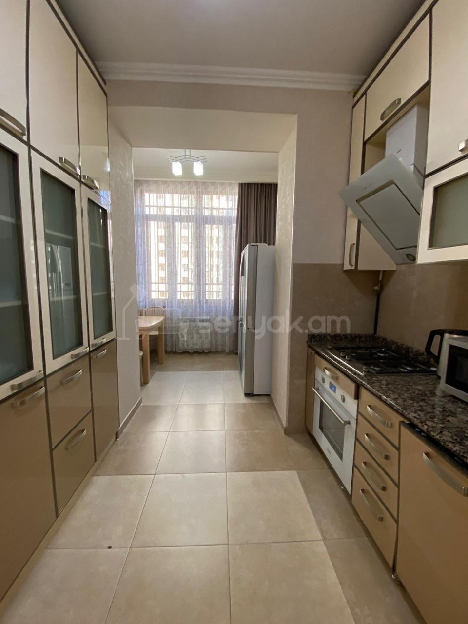 4 Սենյականոց Բնակարան Քարե Շենքում, 94քմ, 5/5 հարկ, Դիզայներական Վերանորոգված