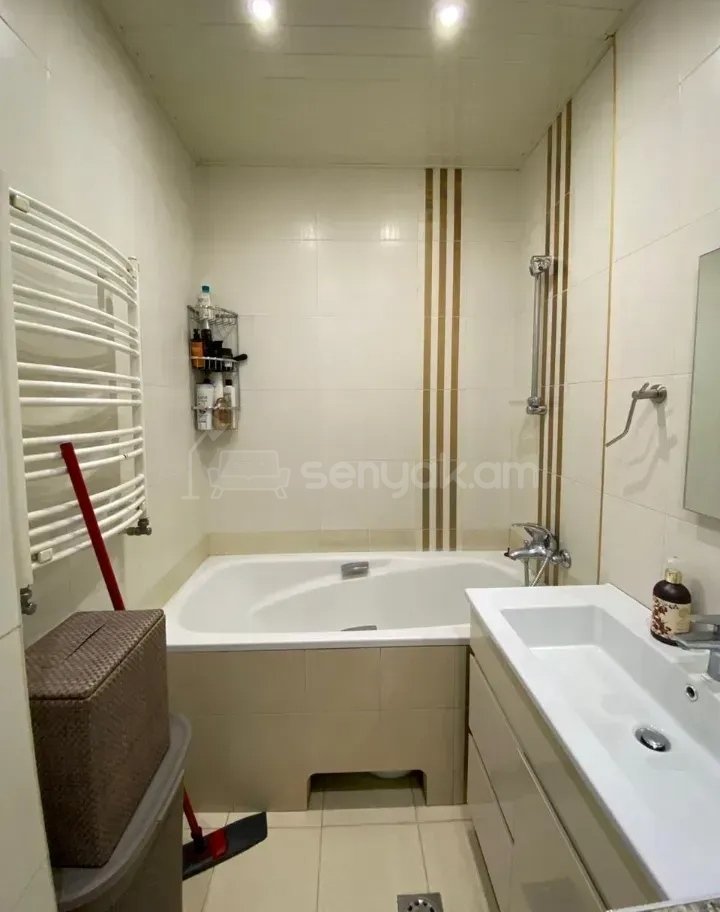 4 Սենյականոց Բնակարան Քարե Շենքում, 94քմ, 5/5 հարկ, Կապիտալ Վերանորոգված