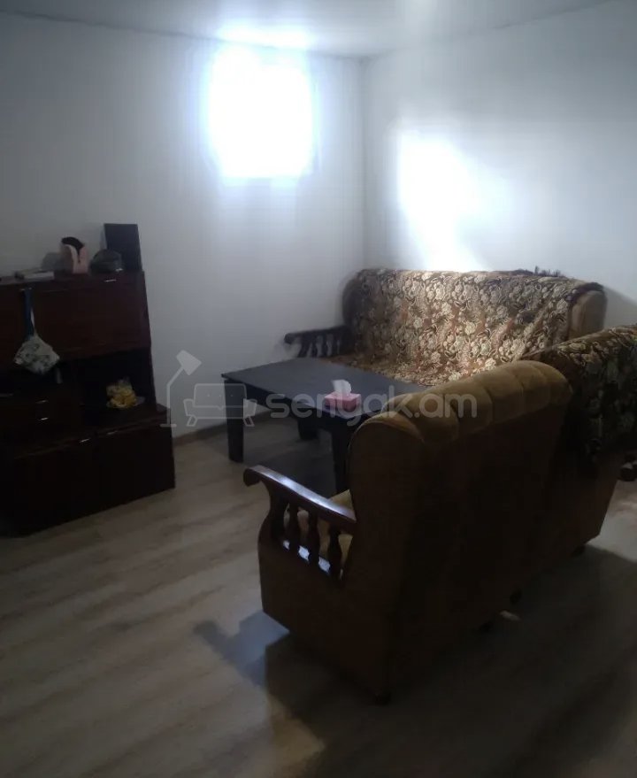 1 Սենյականոց Բնակարան Քարե Շենքում, 36քմ, 2/2 հարկ, Նորմալ Վիճակում, Կահավորված