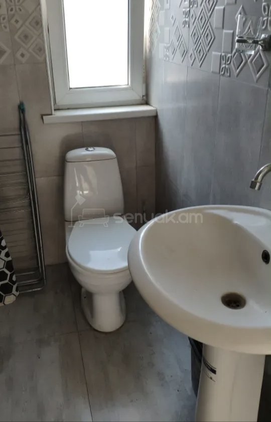 3 Սենյականոց Բնակարան Քարե Շենքում, 78քմ, 2/2 հարկ, Նորմալ Վիճակում, Կահավորված, Արևկող