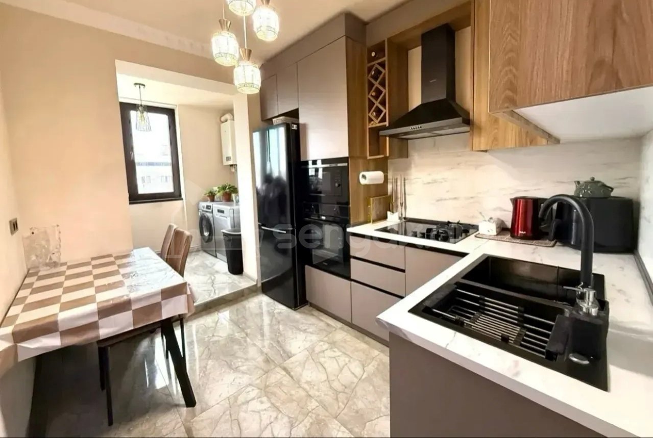 2 Սենյականոց Բնակարան Քարե Շենքում, 61քմ, 3/5 հարկ, Կապիտալ Վերանորոգված