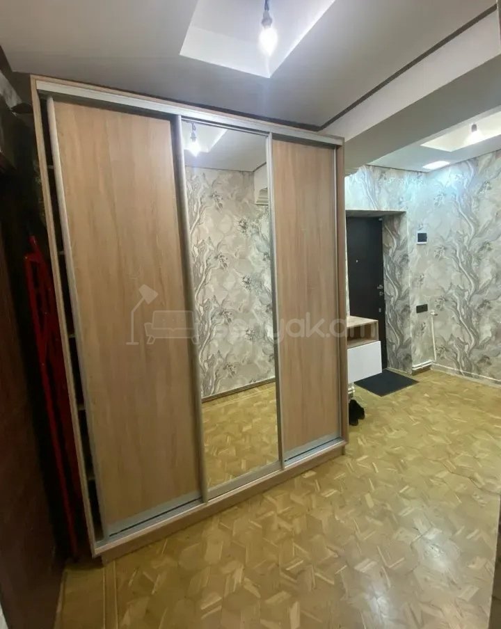 4 Սենյականոց Բնակարան Քարե Շենքում, 81քմ, 3/5 հարկ, Կապիտալ Վերանորոգված
