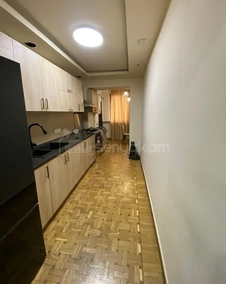 4 Սենյականոց Բնակարան Քարե Շենքում, 81քմ, 3/5 հարկ, Կապիտալ Վերանորոգված