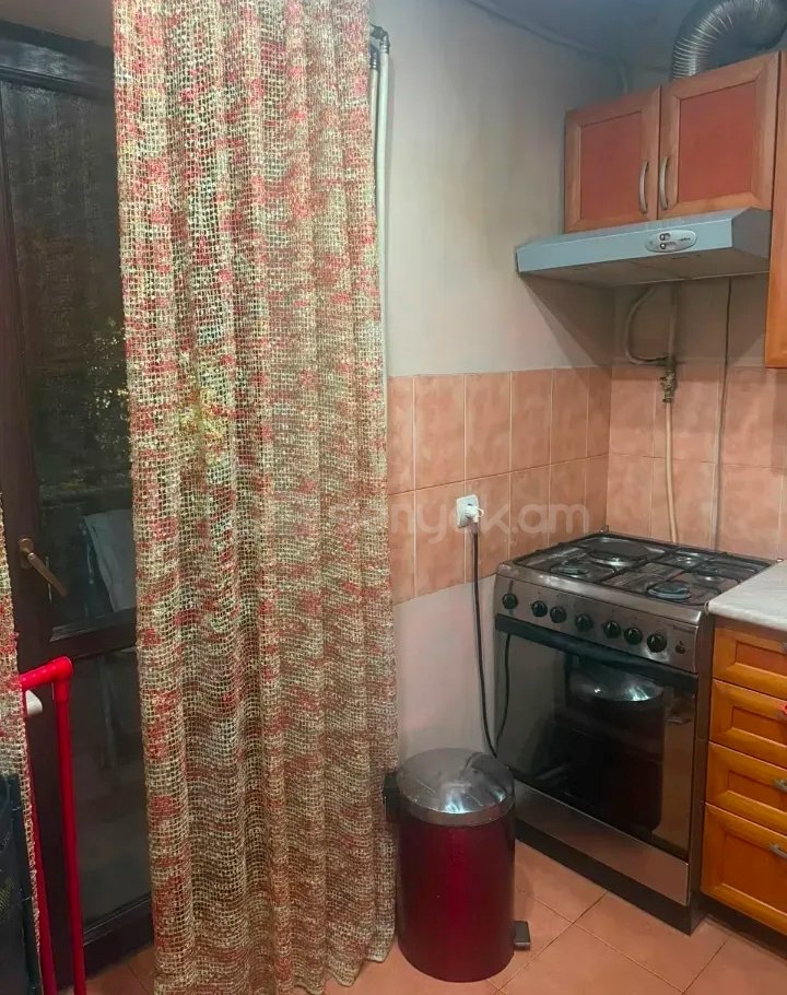 3 Սենյականոց Բնակարան Քարե Շենքում, 76քմ, 3/5 հարկ, Կապիտալ Վերանորոգված