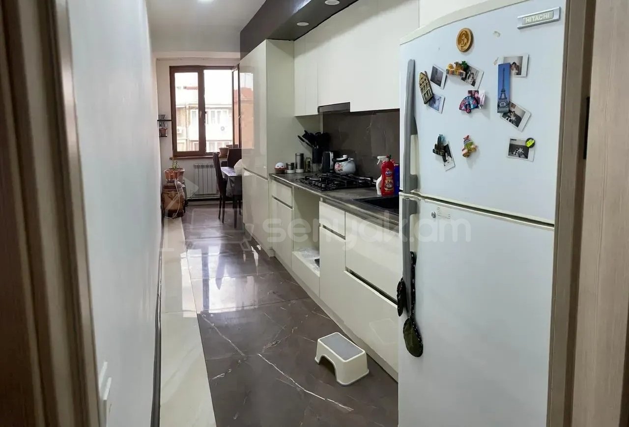 3 Սենյականոց Բնակարան Քարե Շենքում, 76քմ, 4/5 հարկ, Կապիտալ Վերանորոգված
