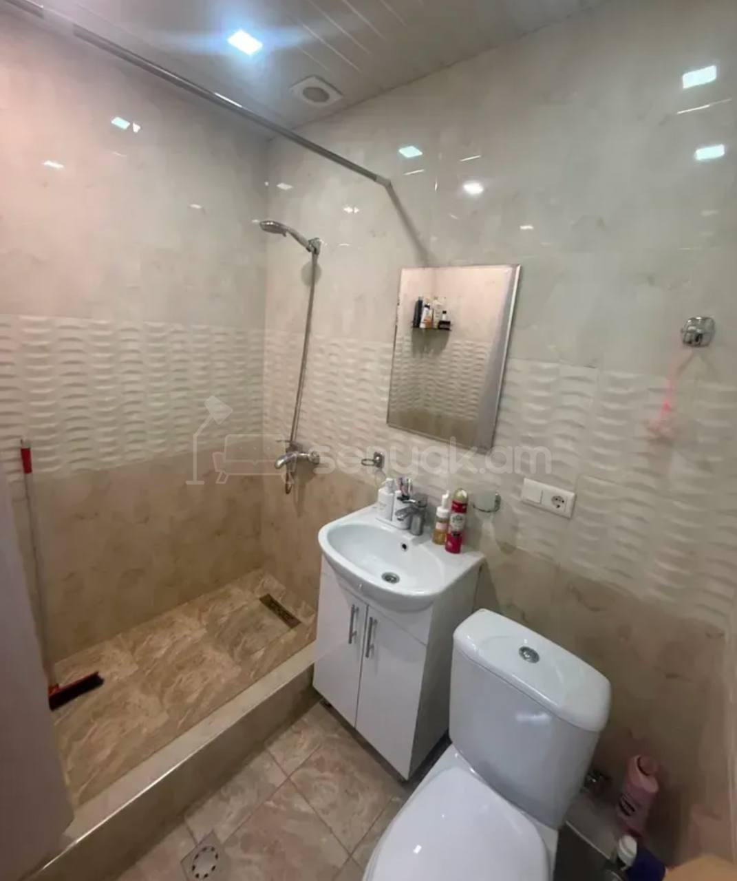 3 Սենյականոց Բնակարան Քարե Շենքում, 46քմ, 5/5 հարկ, Կոսմետիկ Վերանորոգված