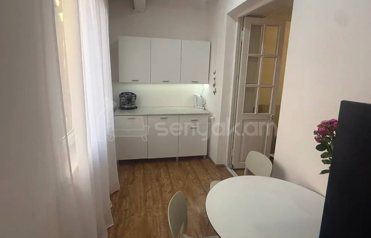 3 Սենյականոց Բնակարան Քարե Շենքում, 46քմ, 5/5 հարկ, Կոսմետիկ Վերանորոգված