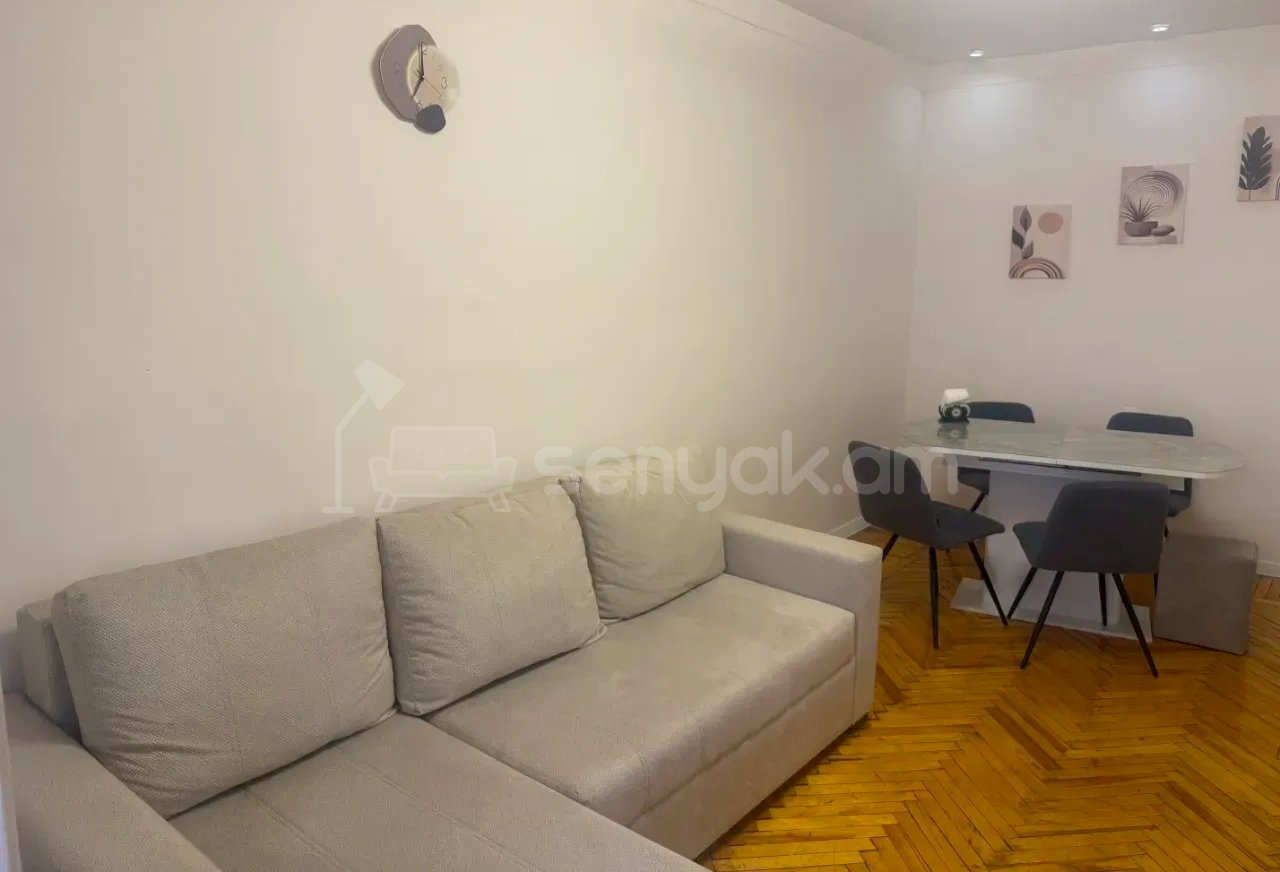 3 Սենյականոց Բնակարան Քարե Շենքում, 43քմ, 5/5 հարկ, Կապիտալ Վերանորոգված
