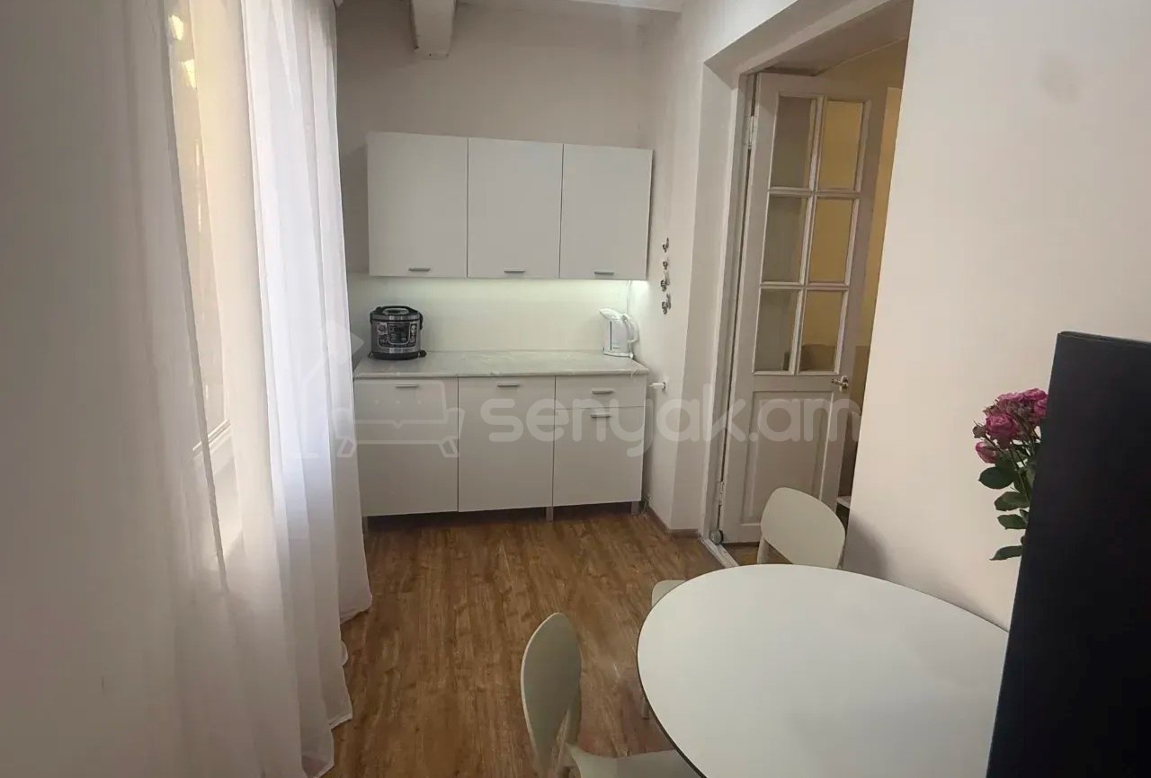 3 Սենյականոց Բնակարան Քարե Շենքում, 43քմ, 5/5 հարկ, Կապիտալ Վերանորոգված
