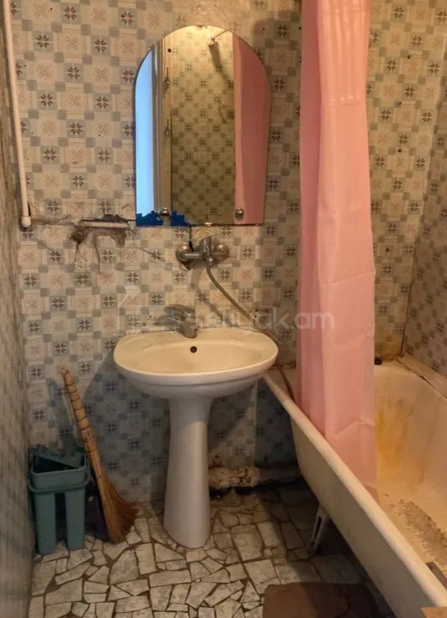1 Սենյականոց Բնակարան Քարե Շենքում, 48քմ, 3/5 հարկ, Պետական Վիճակում