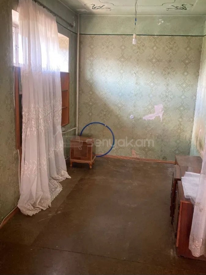 1 Սենյականոց Բնակարան Քարե Շենքում, 48քմ, 3/5 հարկ, Պետական Վիճակում