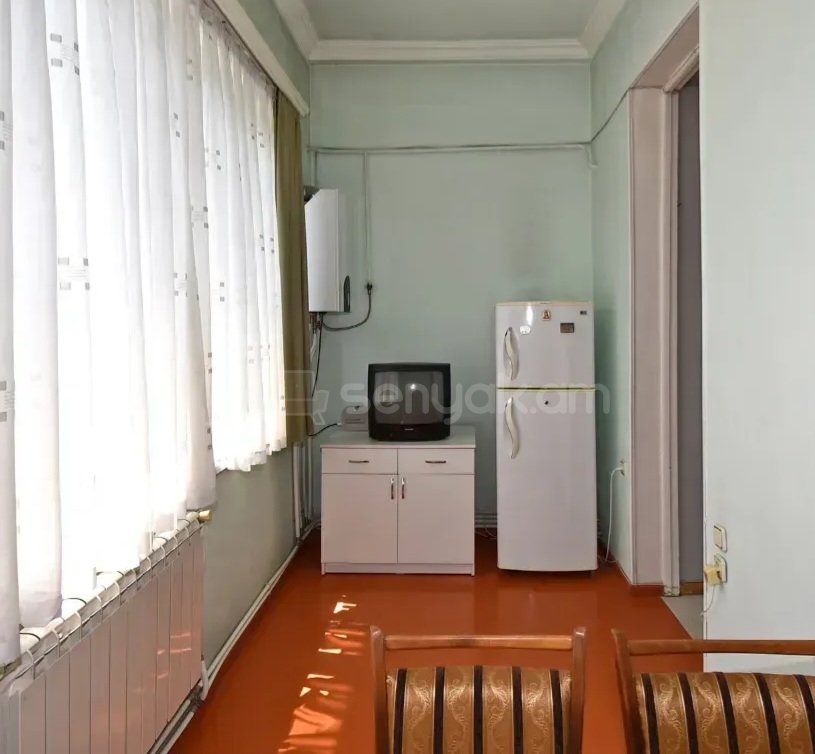 3 Սենյականոց Բնակարան Քարե Շենքում, 85քմ, 2/4 հարկ, Նորմալ Վիճակում