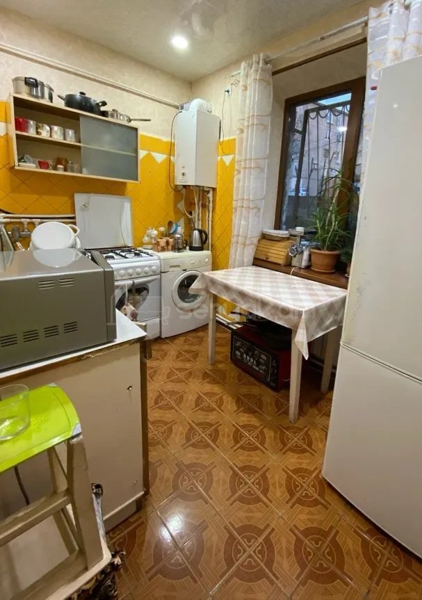 3 Սենյականոց Բնակարան Քարե Շենքում, 75քմ, 1/5 հարկ, Կոսմետիկ Վերանորոգված