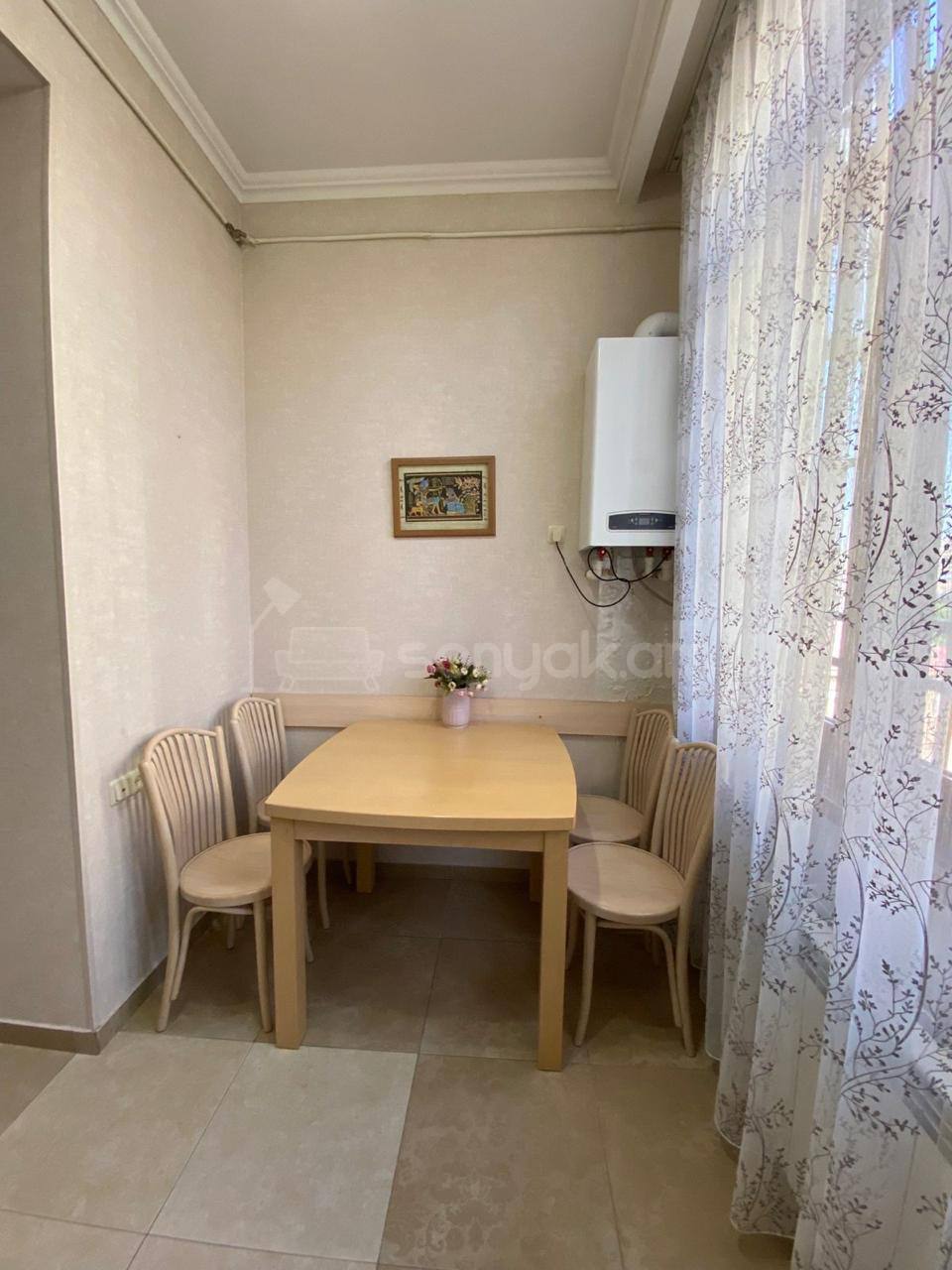 4 Սենյականոց Բնակարան Քարե Շենքում, 92քմ, 5/5 հարկ, Կապիտալ Վերանորոգված