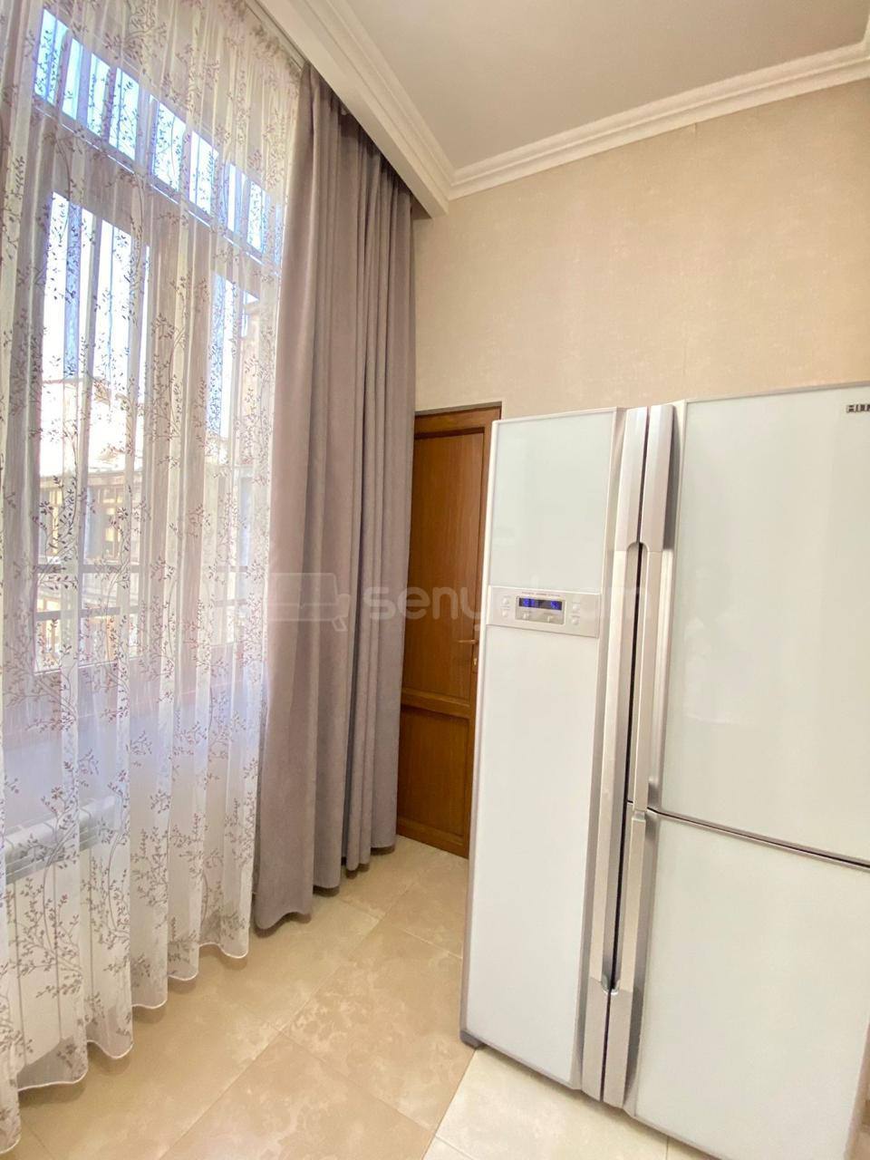 4 Սենյականոց Բնակարան Քարե Շենքում, 92քմ, 5/5 հարկ, Կապիտալ Վերանորոգված