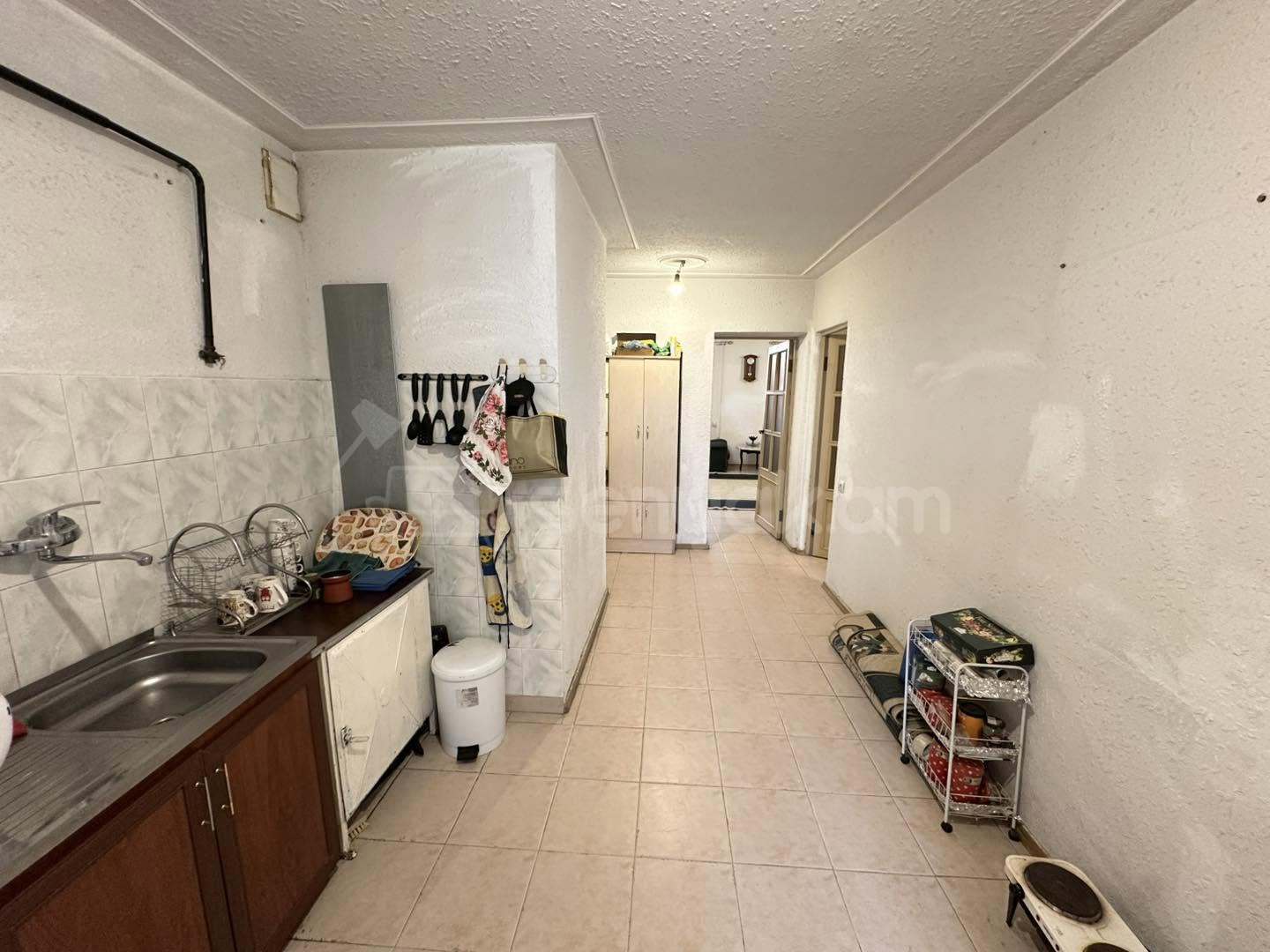 3 Սենյականոց Բնակարան Քարե Շենքում, 76քմ, 2/5 հարկ, Նորմալ Վիճակում