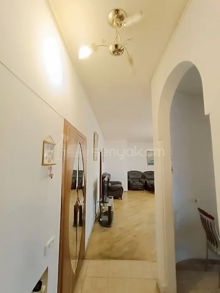 3 Սենյականոց Բնակարան Քարե Շենքում, 77քմ, 5/5 հարկ, Նորմալ Վիճակում