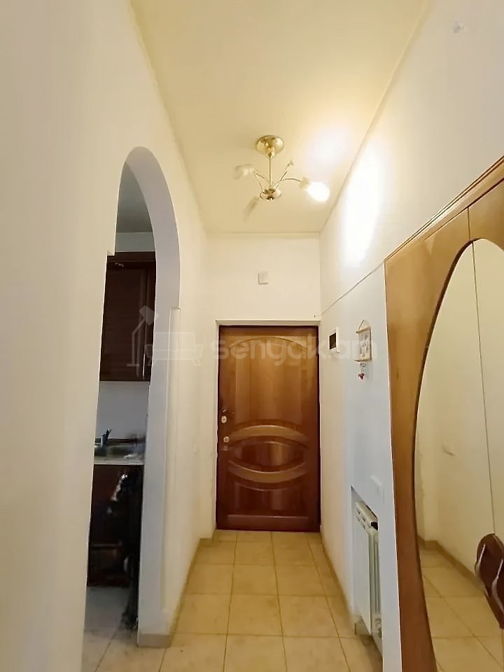 3 Սենյականոց Բնակարան Քարե Շենքում, 77քմ, 5/5 հարկ, Նորմալ Վիճակում