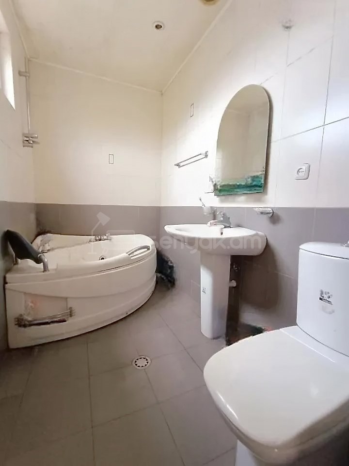 3 Սենյականոց Բնակարան Քարե Շենքում, 77քմ, 5/5 հարկ, Նորմալ Վիճակում