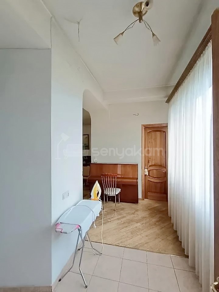 3 Սենյականոց Բնակարան Քարե Շենքում, 77քմ, 5/5 հարկ, Նորմալ Վիճակում