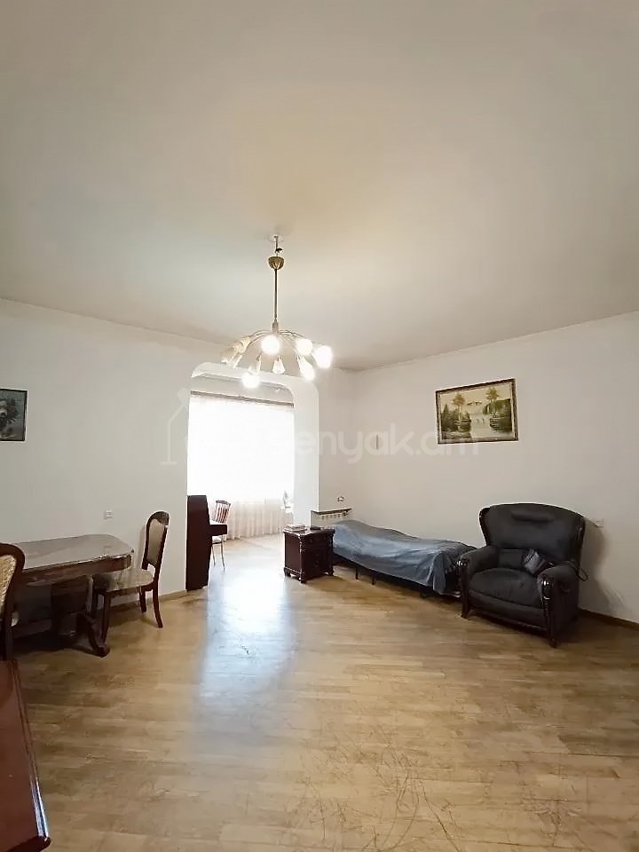 3 Սենյականոց Բնակարան Քարե Շենքում, 77քմ, 5/5 հարկ, Նորմալ Վիճակում
