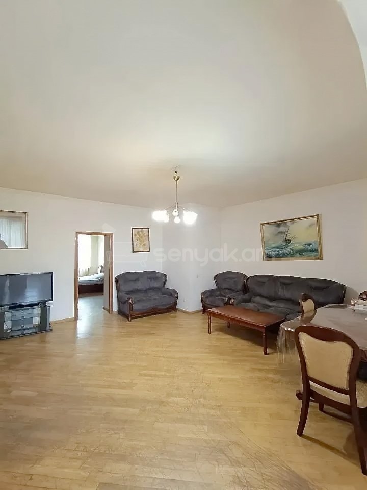 3 Սենյականոց Բնակարան Քարե Շենքում, 77քմ, 5/5 հարկ, Նորմալ Վիճակում