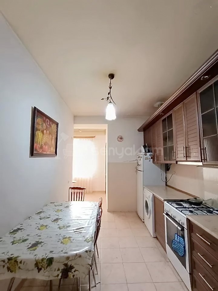3 Սենյականոց Բնակարան Քարե Շենքում, 77քմ, 5/5 հարկ, Նորմալ Վիճակում