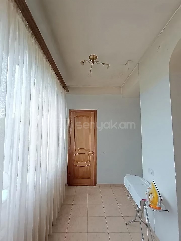3 Սենյականոց Բնակարան Քարե Շենքում, 77քմ, 5/5 հարկ, Նորմալ Վիճակում