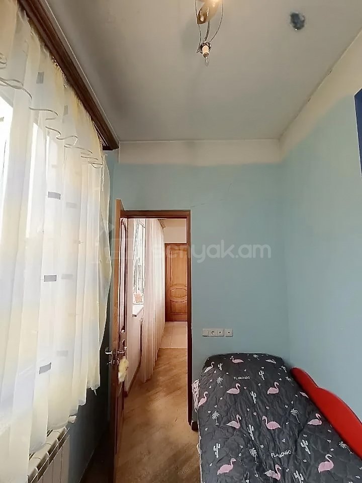 3 Սենյականոց Բնակարան Քարե Շենքում, 77քմ, 5/5 հարկ, Նորմալ Վիճակում