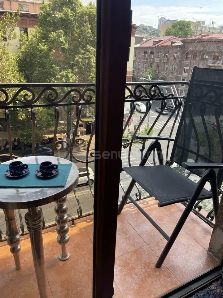 1 Սենյականոց Բնակարան Քարե Շենքում, 40քմ, 5/5 հարկ, Կապիտալ Վերանորոգված
