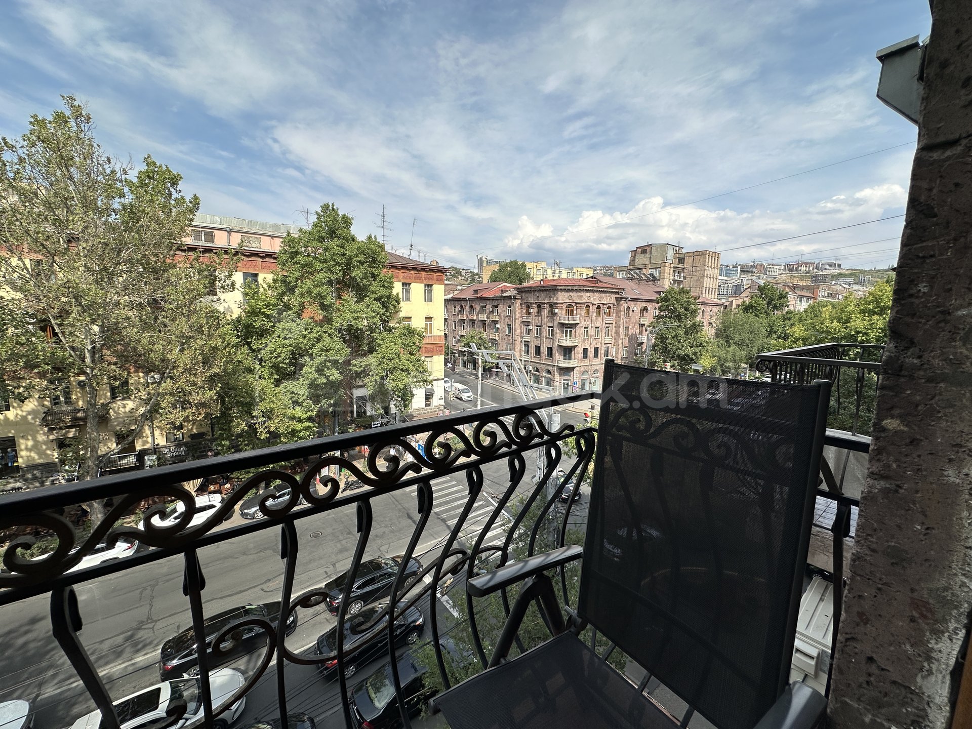1 Սենյականոց Բնակարան Քարե Շենքում, 40քմ, 5/5 հարկ, Կապիտալ Վերանորոգված
