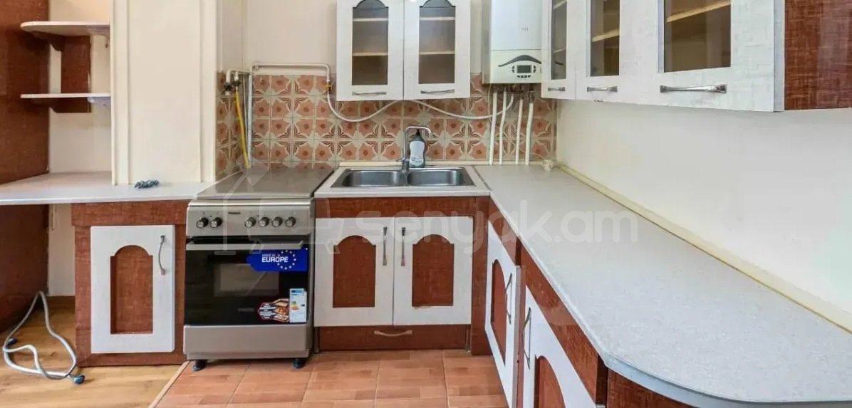 3 Սենյականոց Բնակարան Քարե Շենքում, 73քմ, 1/5 հարկ, Պետական Վիճակում