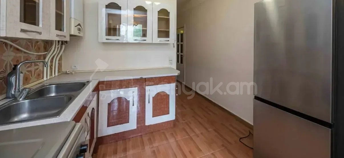 3 Սենյականոց Բնակարան Քարե Շենքում, 73քմ, 1/5 հարկ, Պետական Վիճակում