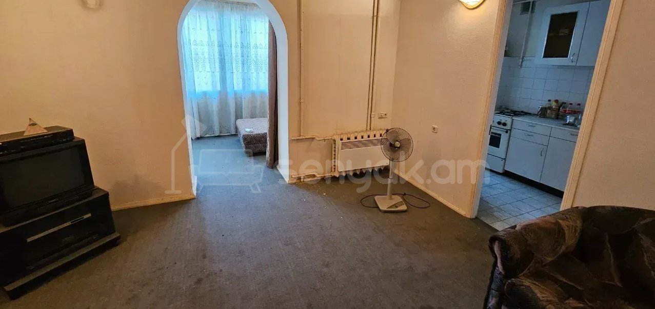 1 Սենյականոց Բնակարան Քարե Շենքում, 43քմ, 1/5 հարկ, Պետական Վիճակում