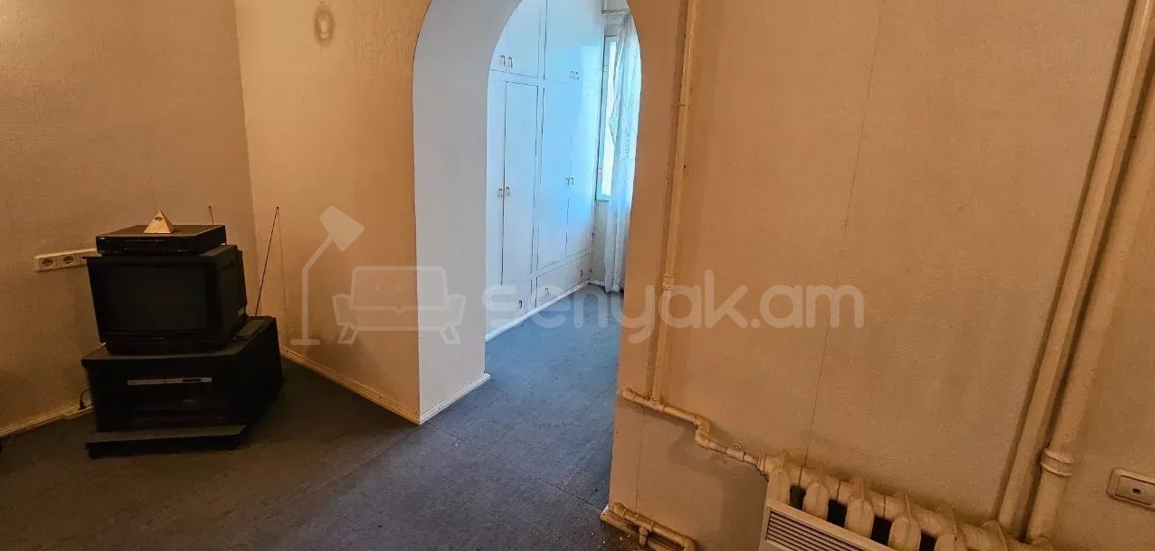 1 Սենյականոց Բնակարան Քարե Շենքում, 43քմ, 1/5 հարկ, Պետական Վիճակում
