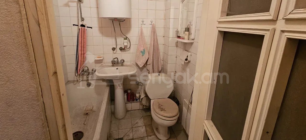 1 Սենյականոց Բնակարան Քարե Շենքում, 43քմ, 1/5 հարկ, Պետական Վիճակում