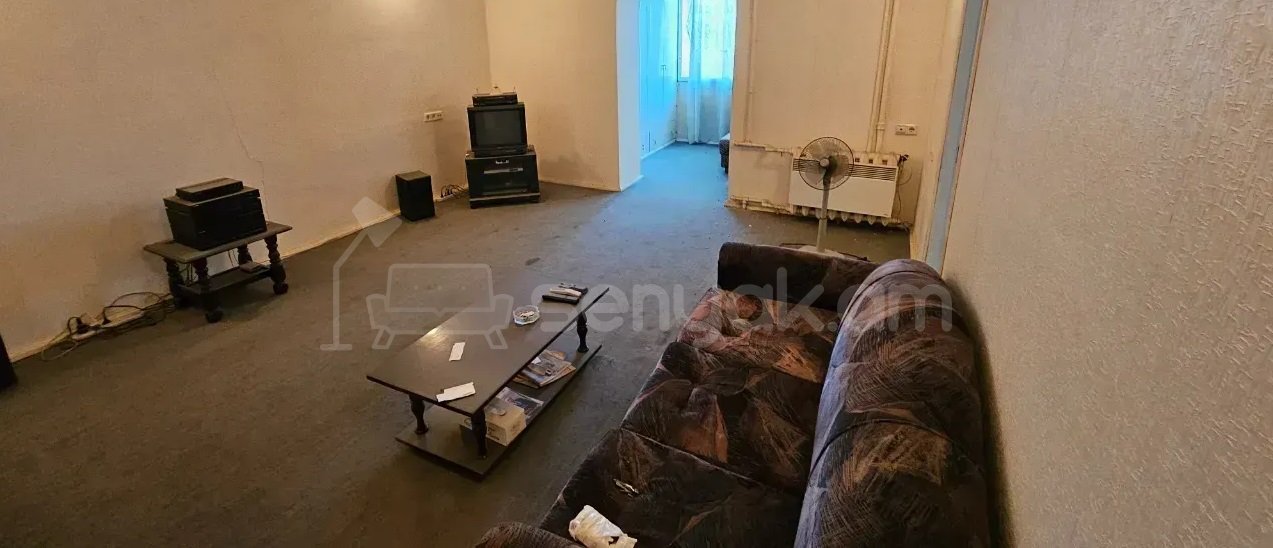 1 Սենյականոց Բնակարան Քարե Շենքում, 43քմ, 1/5 հարկ, Պետական Վիճակում
