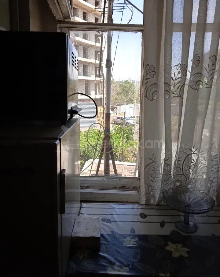 1 Սենյականոց Բնակարան Քարե Շենքում, 37քմ, 3/4 հարկ, Պետական Վիճակում